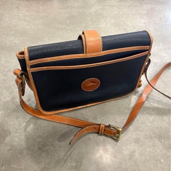 Vintage DOONEY & BOURKE bag. Unique closure. Brass hardware. True navy/brown. - Picture 7 of 10